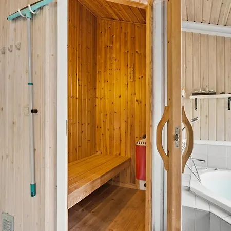 Gorgeous Home In Hirtshals With Sauna 度假居